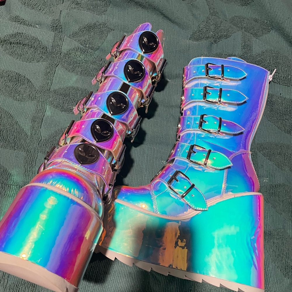 Holographic alien Platform Boots